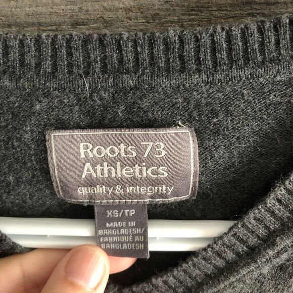 𝅺roots 73 Size XS Grey V-neck sweater - Picture 5 of 6